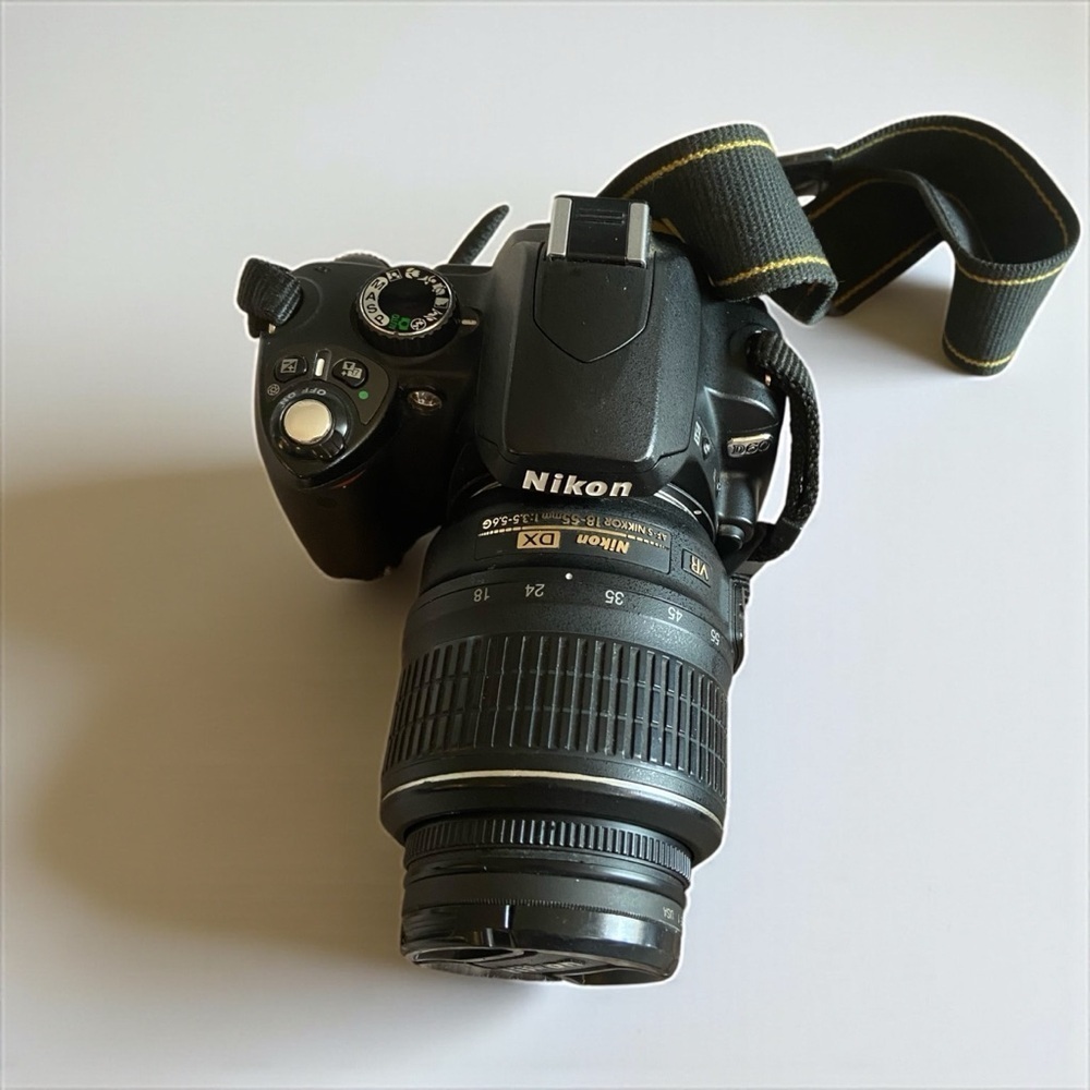 Nikon D60 10.2MP Digital SLR Camera w/ 18-55mm Lens MH-23 Charger & Lowepro Case